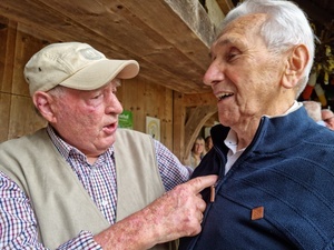 Nach 80 Jahren begegneten sich die beiden Schulfreunde Bernhard Ketterer aus dem Unteribental und Andr Metzger aus Moernach am Hansmeyerhof zum ersten Mal wieder (Foto: Julien Steinhauser)