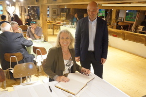 Brgermeister Kaiser von Buchenbach (r.) und die Senatorin von Haut-Rhin Sabine Drexler im Hansmeyerhof (Foto: Theo Behrends)